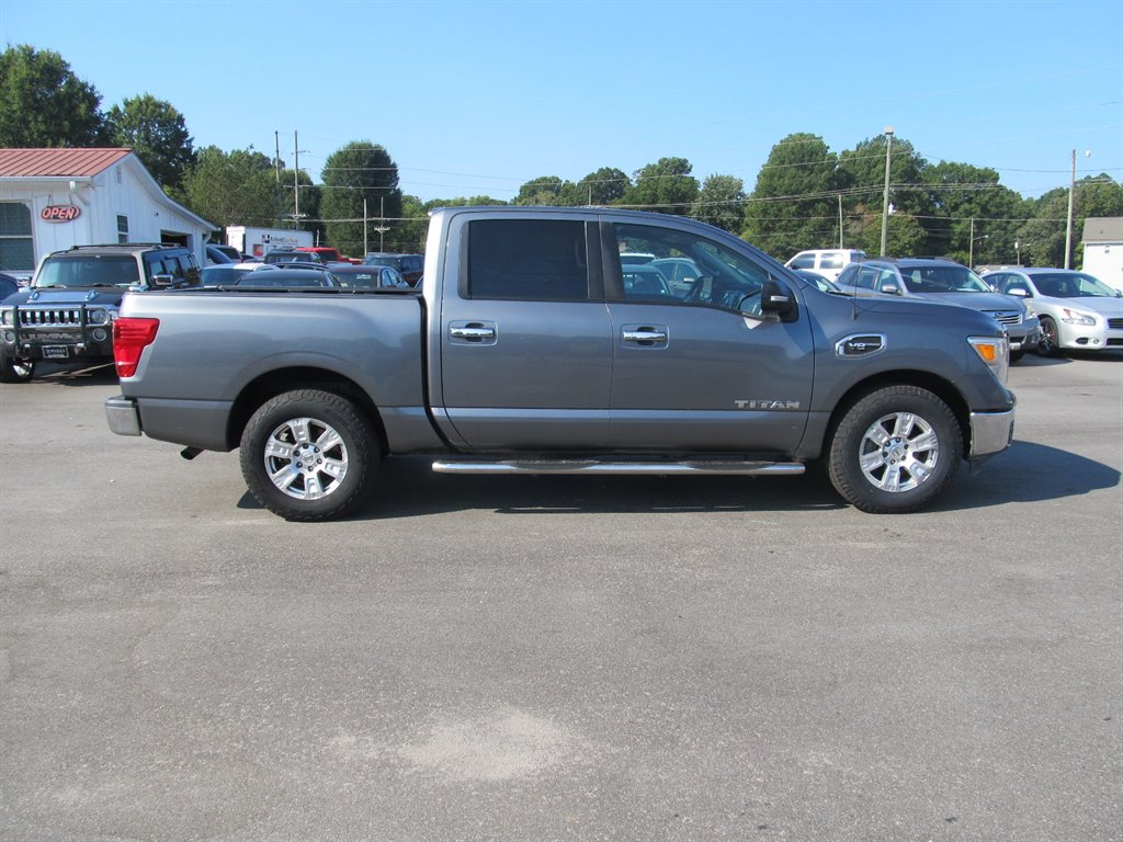 2017 Nissan Titan SV photo 12