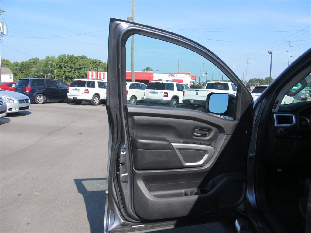 2017 Nissan Titan SV photo 4