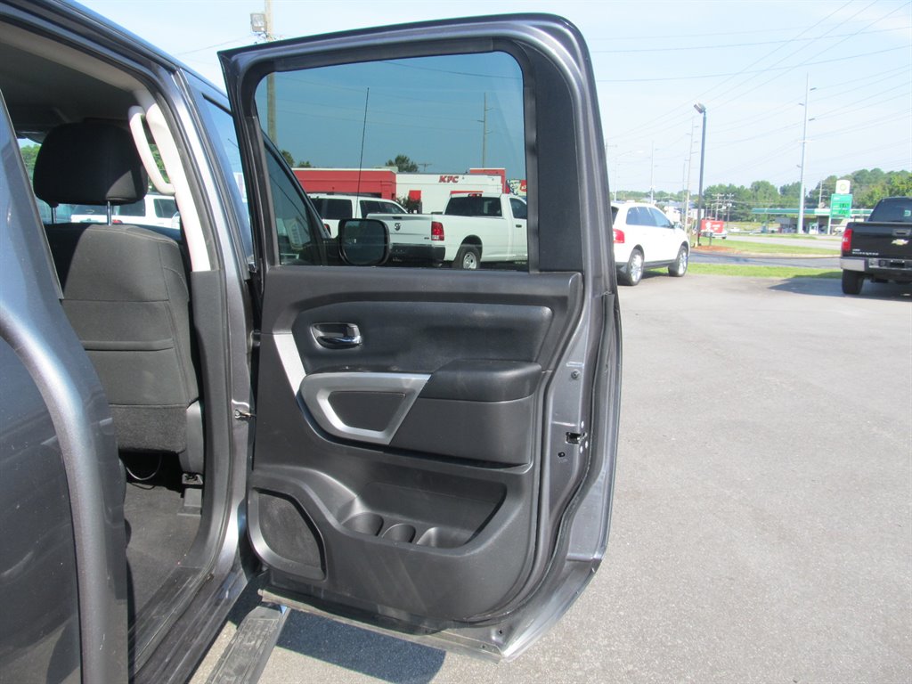 2017 Nissan Titan SV photo 13