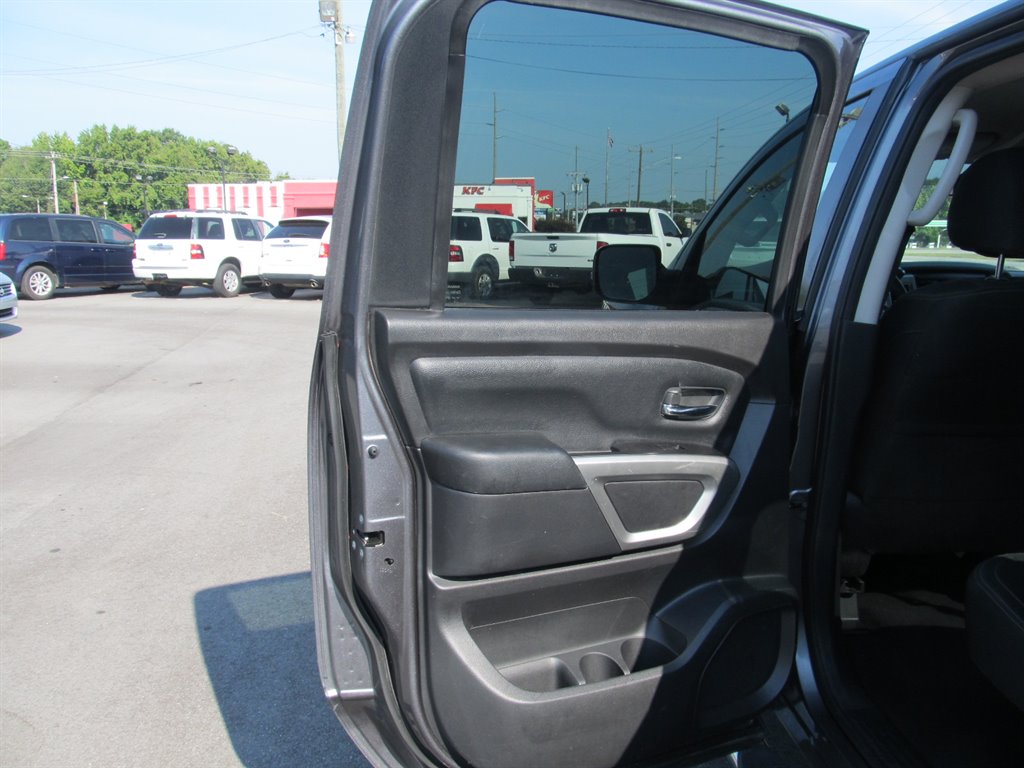 2017 Nissan Titan SV photo 9