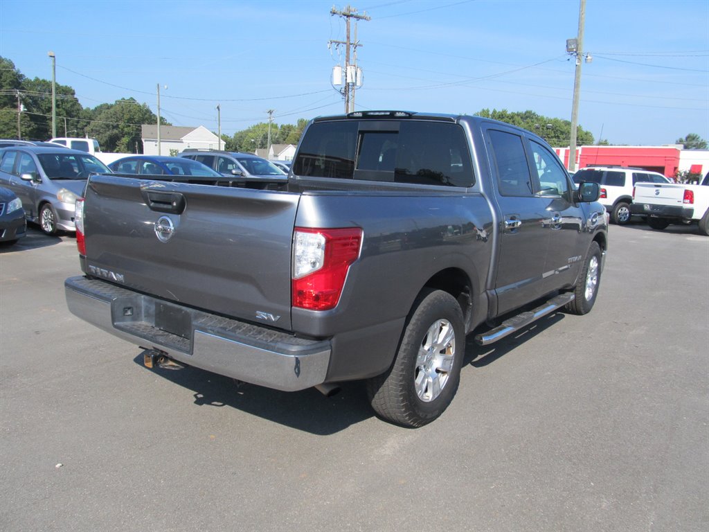 2017 Nissan Titan SV photo 11