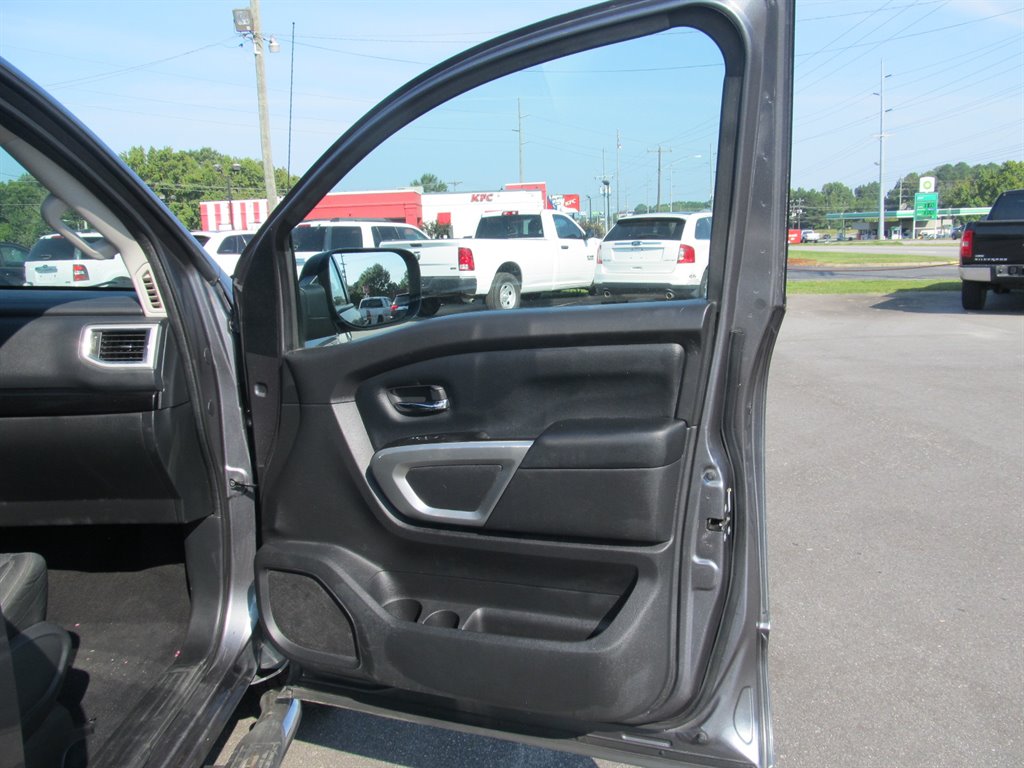 2017 Nissan Titan SV photo 15