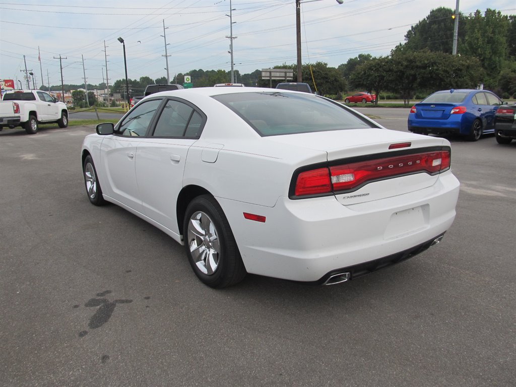 2014 Dodge Charger SE photo 3