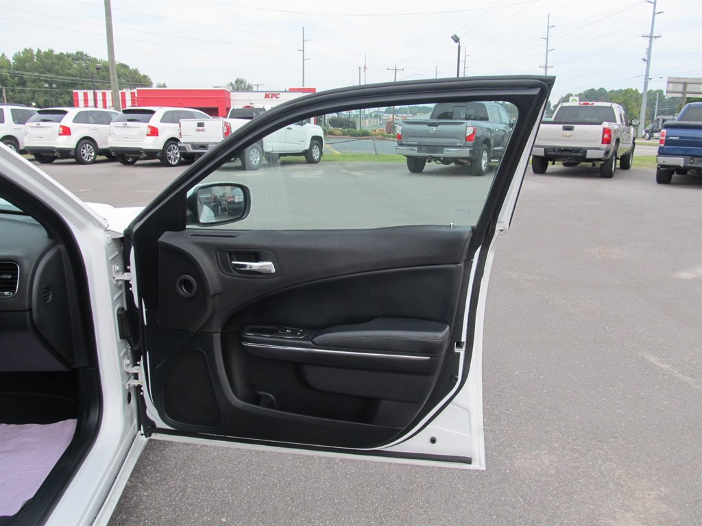 2014 Dodge Charger SE photo 15