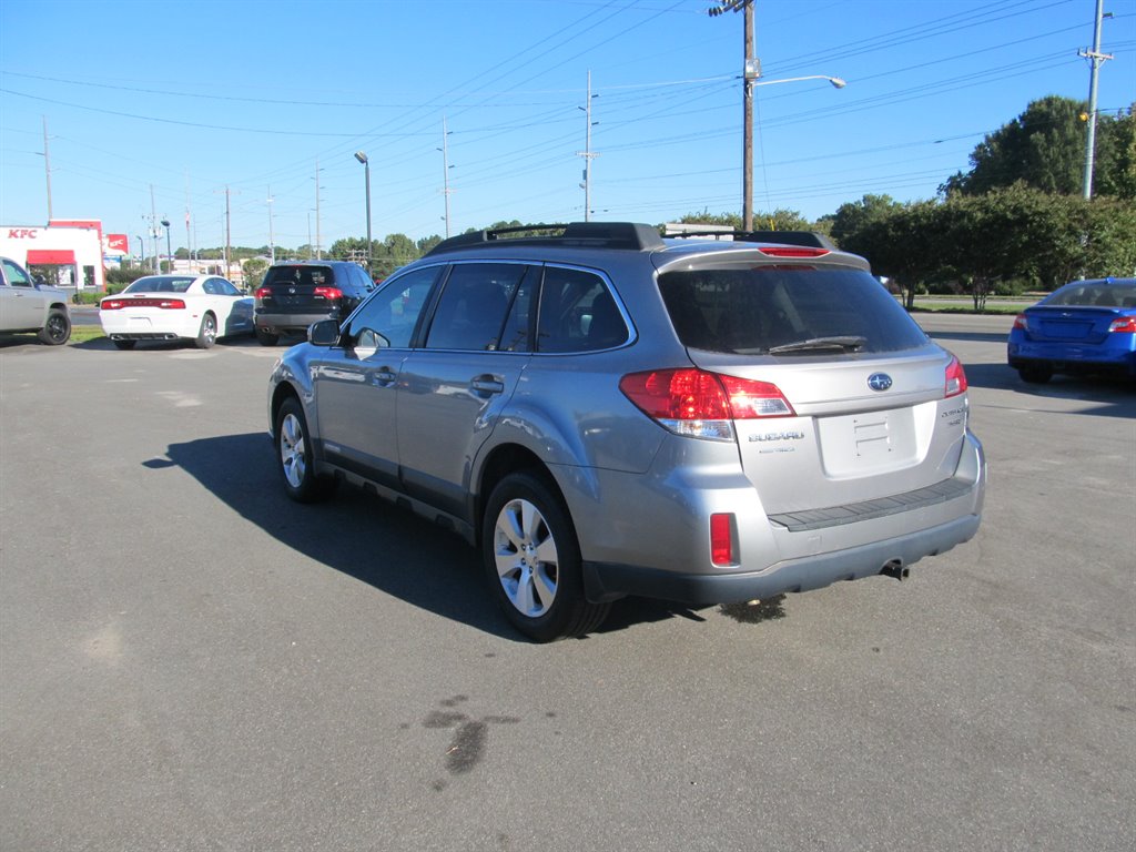 2010 Subaru Outback 3.6R Limited photo 10