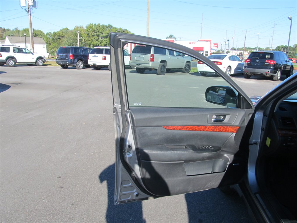 2010 Subaru Outback 3.6R Limited photo 3