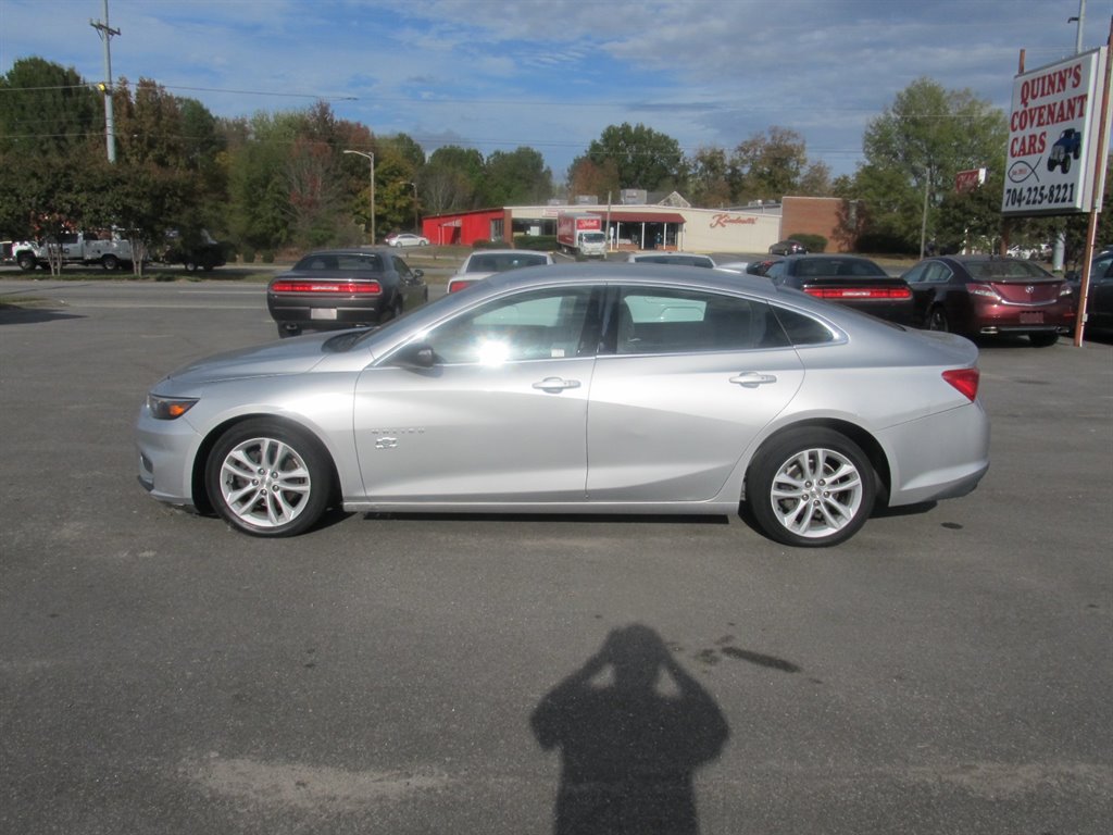 2016 Chevrolet Malibu 1LT photo 2