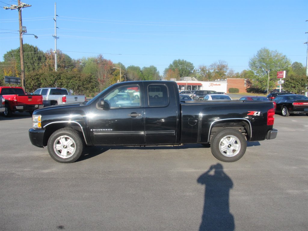 2009 Chevrolet Silverado 1500 1LT photo 2