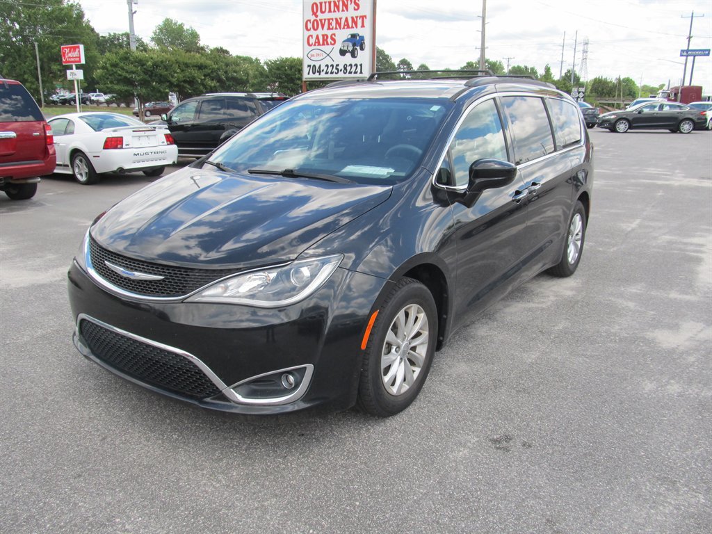 2018 Chrysler Pacifica Touring Plus's photo