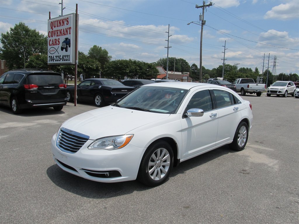 2014 Chrysler 200 Limited's photo